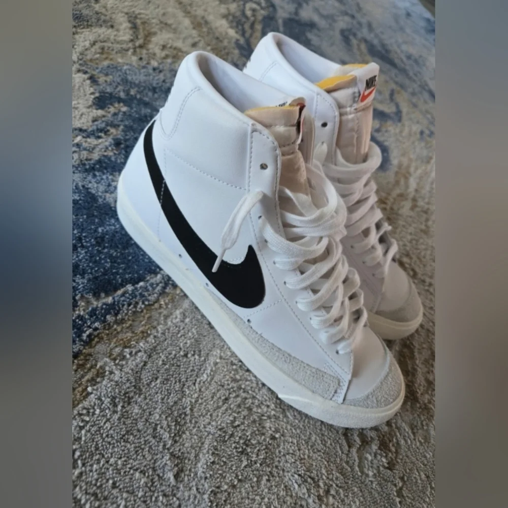 NEW Nike Blazer 77's White and Black High-Top Sneakers - Picture 3 of 6
